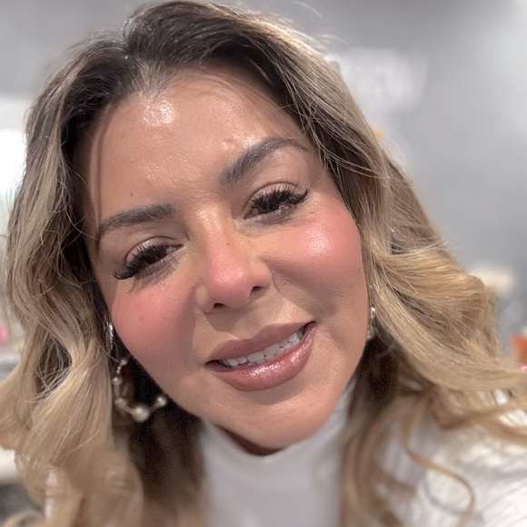 Meet your Posher, Veronica - Picture 1 of 2